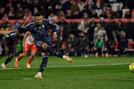 Mbappe ghi bàn từ chấm 11m, giúp Real Madrid thoát thua trước Girona. (Nguồn: AP)