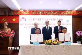 Lãnh đạo Sở Tài chính Thành phố Hồ Chí Minh và Tổng Công ty Nhà đất Hàn Quốc ký kết biên bản ghi nhớ về “Chương trình đối tác tăng trưởng đô thị.” (Ảnh: Tiến Lực/TTXVN)