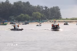Lực lượng bộ đội biên phòng tuần tra kiểm soát tàu cá ra vào tại cảng cá La Gi. (Ảnh: Nguyễn Thanh/TTXVN)