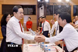 Chủ tịch Quốc hội Trần Thanh Mẫn với đại biểu dự Lễ tôn vinh người hiến máu tình nguyện tiêu biểu toàn quốc năm 2026. (Ảnh: Doãn Tấn/TTXVN)