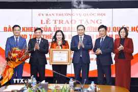 Chủ tịch Quốc hội Trần Thanh Mẫn tặng Bằng khen cho tập thể Báo Đại biểu Nhân dân đạt thành tích xuất sắc trong công tác chuyển đổi số. (Ảnh: Doãn Tấn/TTXVN)