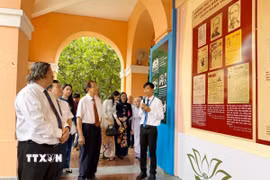 Các đại biểu nghe thuyết minh về các nội dung trong chuyên đề. (Ảnh: Thu Hương/TTXVN)