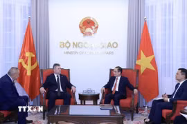 Bộ trưởng Bộ Ngoại giao Lê Hoài Trung tiếp đồng chí Roman Roun, Chủ tịch Đảng Cộng sản Séc Morava (KSCM). (Ảnh: Tuấn Anh/TTXVN)