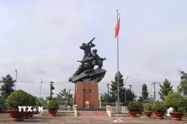 Tượng đài "Ba chiến sỹ gang thép" tại khu Di tích lịch sử Chiến thắng Ấp Bắc ở xã Tân Phú, tỉnh Đồng Tháp, nhắc nhở người dân về lịch sử oai hùng của địa phương. (Ảnh: Hữu Chí/TTXVN)