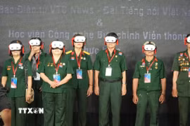 Nhiều cựu chiến binh đến tham gia trải nghiệm "Trở về thời khắc thiêng liêng" tại lễ khai mạc. (Ảnh: Hữu Duyên/TTXVN)