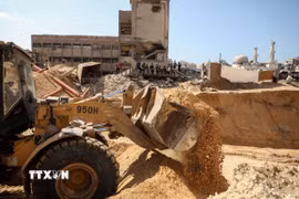 Máy xúc được sử dụng để tìm kiếm thi thể con tin Israel ở thành phố Khan Younis, Dải Gaza. (Ảnh: THX/TTXVN)