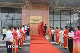 Các đại biểu tại Quảng Ninh cắt băng khánh thành dự án nhà ở xã hội đồi Ngân hàng. (Ảnh: Thanh Vân/TTXVN)