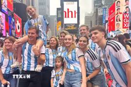 Cổ động viên Argentina đặt niềm tin trọn vẹn vào chiến thắng của đội nhà trong trận chung kết trước Tây Ban Nha. (Ảnh: Thanh Tuấn/TTXVN)