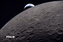 Hình ảnh Mặt Trăng và Trái Đất được quan sát từ tàu vũ trụ Orion trong sứ mệnh Artemis II, ngày 6/4/2026. (Ảnh: THX/TTXVN)
