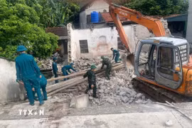 Nhiều phương tiện vận tải, máy móc được các đơn vị quân đội của tỉnh Thanh Hóa điều động phục vụ thi công. (Ảnh: TTXVN phát)
