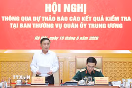 Đồng chí Trần Cẩm Tú, Ủy viên Bộ Chính trị, Thường trực Ban Bí thư, Trưởng Đoàn Kiểm tra, giám sát số 12 của Bộ Chính trị phát biểu chỉ đạo hội nghị. (Ảnh: Phương Hoa/TTXVN)