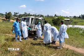 Nhân viên y tế chuyển thi thể bệnh nhân Ebola tại Bunia, tỉnh Ituri, CHDC Congo. (Ảnh: THX/TTXVN)