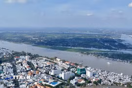 Xã đảo Mỹ Hòa Hưng, tỉnh An Giang được bao bọc bởi dòng sông Hậu, nhìn từ phường Long Xuyên, An Giang. (Ảnh: Thanh Sang/TTXVN)