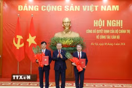 Tổng Bí thư, Chủ tịch nước Tô Lâm trao Quyết định của Bộ Chính trị và tặng hoa chúc mừng Trưởng ban Tổ chức Trung ương Nguyễn Duy Ngọc và Chánh Văn phòng Trung ương Đảng Nguyễn Hải Ninh. (Ảnh: Thống Nhất/TTXVN)