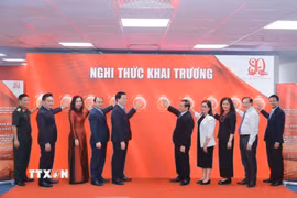 Phó Thủ tướng Mai Văn Chính và đại biểu thực hiện nghi thức khai trương Trung tâm báo chí triển lãm. (Ảnh: Minh Quyết/TTXVN)