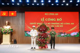 Thượng tướng Lê Quốc Hùng, Thứ trưởng Bộ Công an, trao quyết định của Bộ trưởng Bộ Công an và tặng hoa chúc mừng Đại tá Nguyễn Đình Dương, Giám đốc Công an thành phố Huế. (Ảnh: Nguyên Lý/TTXVN)