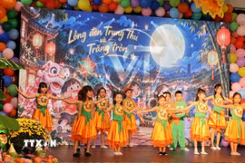 Tiết mục múa "Lồng đèn Trung Thu và trăng tròn tròn." (Ảnh: Thu Hằng/TTXVN)
