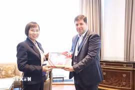 Tổng Giám đốc TTXVN Vũ Việt Trang với Giám đốc điều hành Tổ hợp truyền thông Kazakhstan (TRK) Robert Muradyan. (Ảnh: Văn Hiếu/TTXVN)