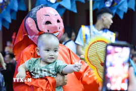 Chương trình nghệ thuật “Trăng rằm tỏa sáng - Thắp sáng tương lai”, mang đến nhiều trải nghiệm hấp dẫn cho các gia đình, đặc biệt là các em thiếu nhi. (Ảnh: Thanh Tùng/TTXVN)