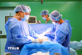 Các bác sỹ Bệnh viện Hoàn Mỹ Đà Nẵng cấp cứu thực hiện ca phẫu thuật thành công cho sản phụ mang thai 37 tuần bị viêm ruột thừa cấp tại Đà Nẵng. (Ảnh: TTXVN phát)