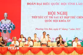 Ủy viên Bộ Chính trị, Thường trực Ban Bí thư Trần Cẩm Tú cùng Đoàn Đại biểu Quốc hội tỉnh Lào Cai tiếp xúc cử tri phường Yên Bái, Nam Cường, Âu Lâu và Văn Phú (tỉnh Lào Cai). (Ảnh: Tuấn Anh/TTXVN)