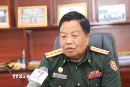 Đại tá, Tiến sỹ Saveng Dennamonh, Chính ủy Trường Văn hóa Dân tộc nội trú Quân đội nhân dân Lào, trả lời phỏng vấn. (Ảnh: Xuân Tú/TTXVN)