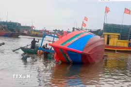 Tàu cá TH-91594-TS của ông Cao Văn Chung (sinh năm 1977) trú tại tổ dân phố Đồng Minh, phường Ngọc Sơn trong thời gian neo đậu tại khu vực Lạch Ghép, thuộc tổ dân phố Đồng Minh thì bất ngờ bị chìm. (Ảnh: TTXVN phát)