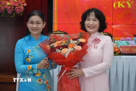Ủy viên Trung ương Đảng, Phó Bí thư Thường trực Thành ủy, Chủ tịch Hội đồng Nhân dân thành phố Đồng Nai Tôn Ngọc Hạnh tặng hoa chúc mừng bà Nguyễn Thị Cát Tiên được bầu giữ chức Phó Chủ tịch Ủy ban Nhân dân thành phố Đồng Nai. (Ảnh: Sỹ Tuyên/TTXVN)