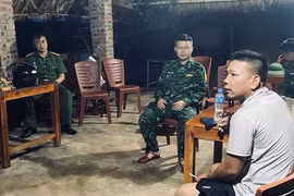 Tổ công tác Đồn Biên phòng Cửa khẩu Cảng Cửa Lò-Bến Thủy thăm hỏi, động viên các ngư dân gặp nạn. (Nguồn: Báo Quân đội Nhân dân)