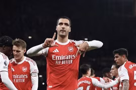 Mikel Merino tỏa sáng giúp Arsenal vững vàng ngôi đầu.