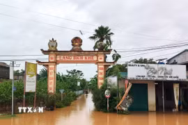 Nhiều khu dân cư tại xã Ái Tử (Quảng Trị) bị ngập lụt do mưa lớn. (Ảnh: Tường Vi/TTXVN)