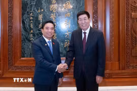 Phó Chủ tịch Quốc hội, Chủ tịch Nhóm Nghị sỹ hữu nghị Việt-Trung Nguyễn Doãn Anh và Chủ tịch Nhóm Nghị sỹ hữu nghị Trung-Việt Ba Âm Triều Lỗ. (Ảnh: Quang Hưng/TTXVN)