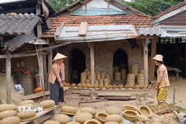 Nằm bên bờ sông Thu Bồn, làng gốm Thanh Hà có lịch sử gần 500 năm, nổi tiếng với những sản phẩm bằng gốm, đất nung và kỹ thuật làm gốm truyền thống được truyền qua nhiều thế hệ. (Ảnh: Mỹ Hà/TTXVN)