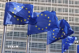 Cờ Liên minh châu Âu tại Brussels, Bỉ. (Ảnh: THX/TTXVN)