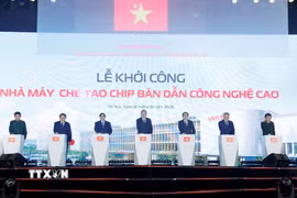 Tổng Bí thư Tô Lâm, Thủ tướng Phạm Minh Chính và các đại biểu phát lệnh khởi công Nhà máy chế tạo Chip bán dẫn công nghệ cao. (Ảnh: Thống Nhất/TTXVN)