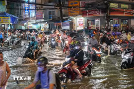 Giao thông hỗn loạn tại ngã ba đường Nguyễn Văn Cừ-Trần Việt Châu tối 28/9 khi triều cường lên cao. (Ảnh: Thanh Liêm/TTXVN)