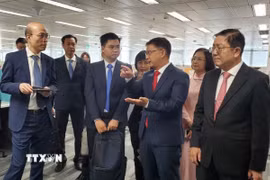 Đoàn công tác khảo sát Trung tâm Tổng đài 1823 - mô hình tổng đài do Văn phòng Chính sách số quản lý. (Ảnh: TTXVN phát)
