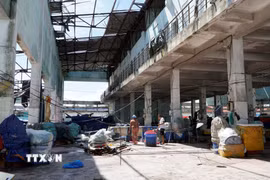 Cảng cá Quy Nhơn tan hoang sau bão số 13. (Ảnh: Đình Quân/TTXVN)