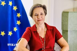 Đại sứ Cộng hòa Ba Lan tại Việt Nam Joanna Skoczek trả lời phỏng vấn của phóng viên Thông tấn xã Việt Nam. (Ảnh: Việt Đức/TTXVN)