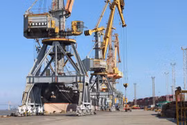 Cảng Hoàng Diệu Chùa Vẽ là cảng biển tiếp nhận hàng bách hóa tổng hợp lớn nhất khu vực miền Bắc. (Ảnh: Minh Thu/TTXVN)