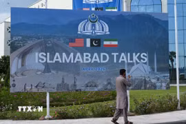 Áp phích về cuộc đàm phán Mỹ-Iran tại Islamabad, Pakistan, ngày 14/4/2026. (Ảnh: THX/TTXVN phát)