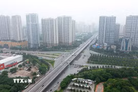 Yêu cầu tăng trưởng kinh tế ở mức cao cũng đặt ra đòi hỏi phải phát triển hệ thống hạ tầng đồng bộ, hiện đại và có năng lực dẫn dắt phát triển. (Ảnh minh họa: Quốc Khánh/TTXVN)