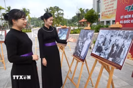 Thiếu nữ dân tộc Tày tìm hiểu những hình ảnh, tư liệu về Chủ tịch Hồ Chí Minh và vùng đất cách mạng Tân Trào (tỉnh Tuyên Quang). (Ảnh: Minh Tâm/TTXVN)