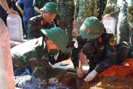 Các tổ công tác tiến hành lấy mẫu hài cốt liệt sỹ tại Nghĩa trang liệt sỹ Quốc gia Trường Sơn. (Ảnh: TTXVN phát)