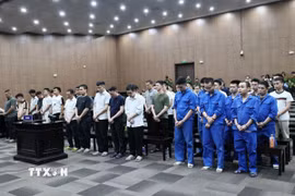 Các bị cáo nghe Tòa tuyên án. (Ảnh: Kim Anh/TTXVN)