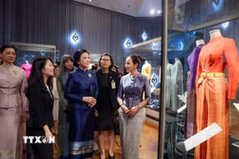 Phu nhân Ngô Phương Ly và Phu nhân Thủ tướng Thái Lan Thananon Charnvirakul thăm Bảo tàng Dệt may Hoàng Thái hậu Sirikit trong khuôn viên Cung điện Hoàng gia Thái Lan. (Ảnh: TTXVN phát)