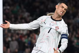 Ronaldo phải nhận thẻ đỏ đầu tiên trong màu áo Bồ Đào Nha. (Nguồn: Getty Images)