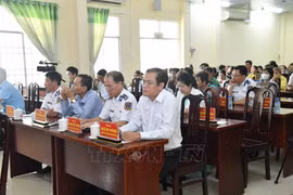 Các đại biểu và bà con ngư dân chăm chú theo dõi diễn biến "Phiên tòa giả định."