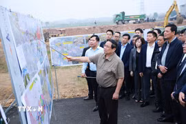 Thủ tướng Phạm Minh Chính kiểm tra dự án Đầu tư xây dựng đường Vành đai 4 Vùng Thủ đô Hà Nội (đoạn qua địa phận tỉnh Bắc Ninh). (Ảnh: Dương Giang/TTXVN)