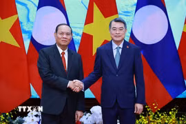Thủ tướng Lê Minh Hưng tiếp đồng chí Vilay Lakhamfong, Thường trực Ban Bí thư Trung ương Đảng Nhân dân Cách mạng Lào. (Ảnh: Dương Giang/TTXVN)